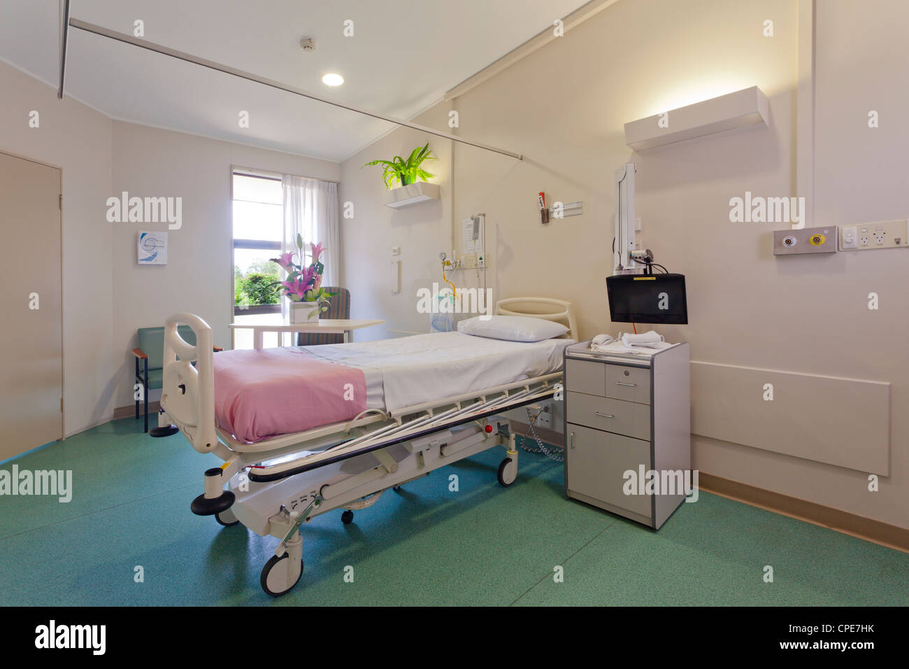 Ospedale con letto e attrezzature mediche Foto Stock