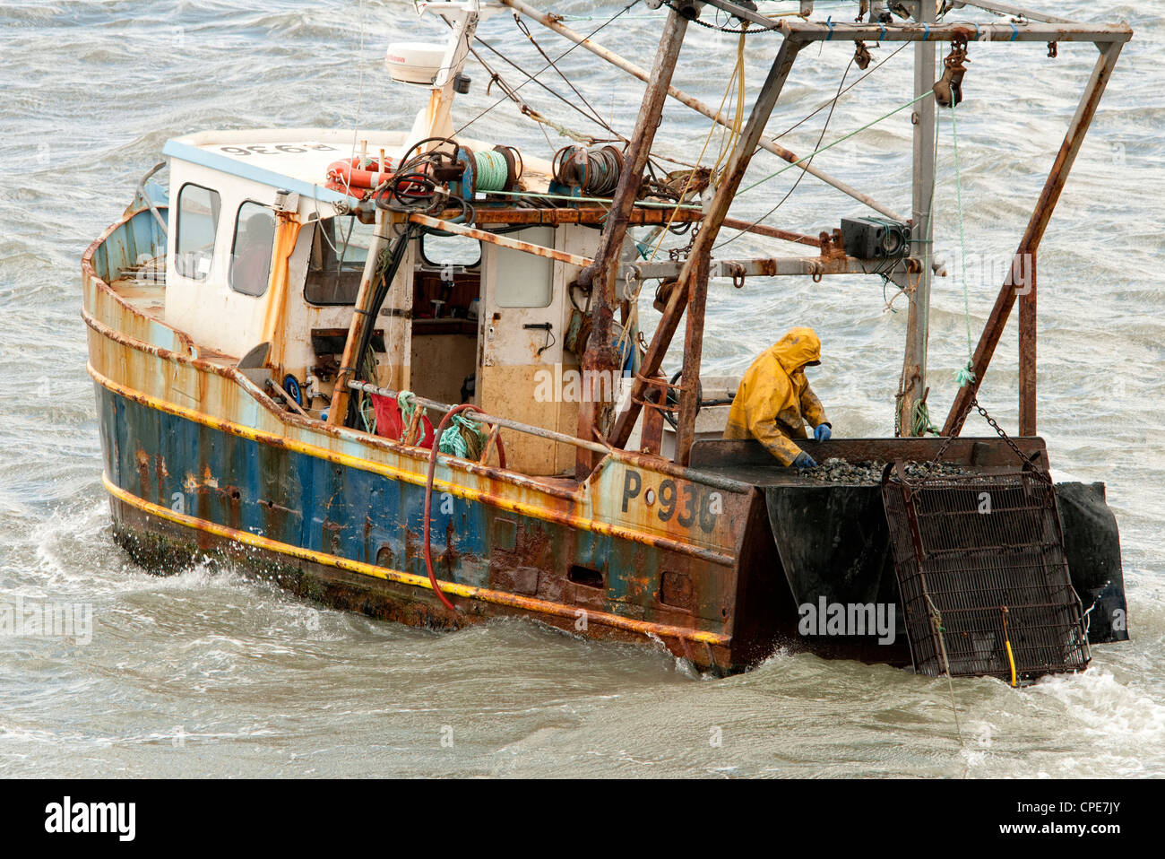 Barca da pesca a strascico il porto di Portsmouth Foto Stock