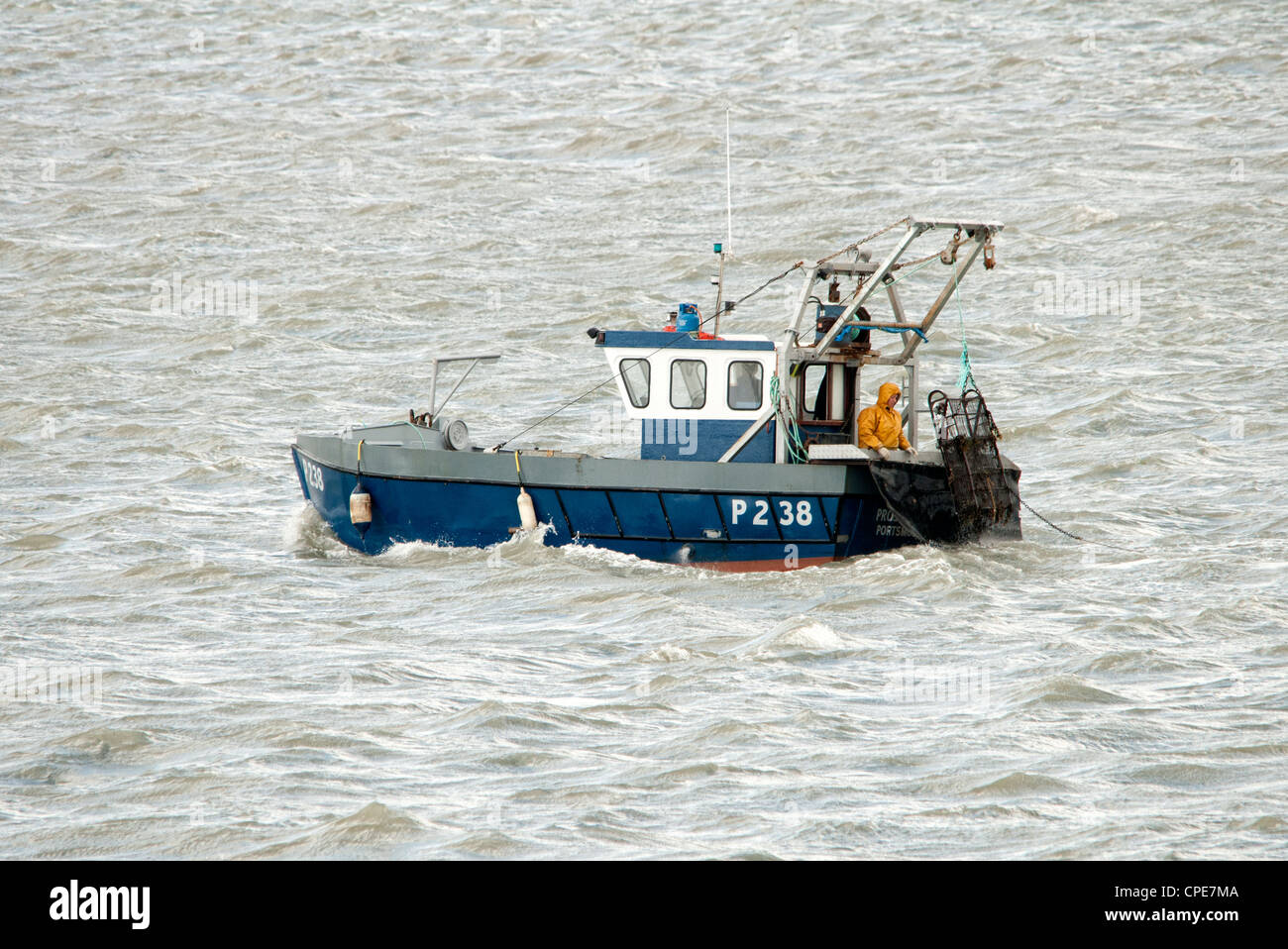 Barca da pesca a strascico il porto di Portsmouth Foto Stock
