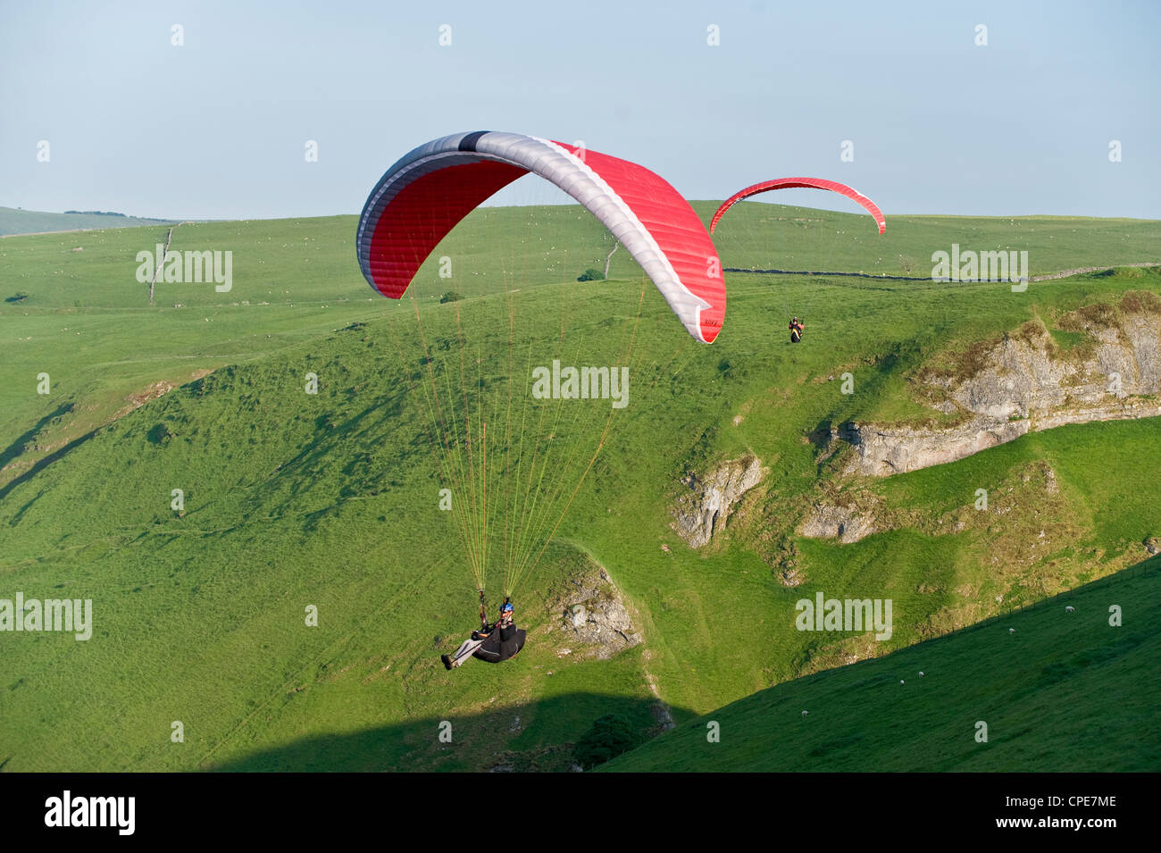 Parapendio off Mam Tor, Derbyshire, Peak District, England, Regno Unito, Europa Foto Stock