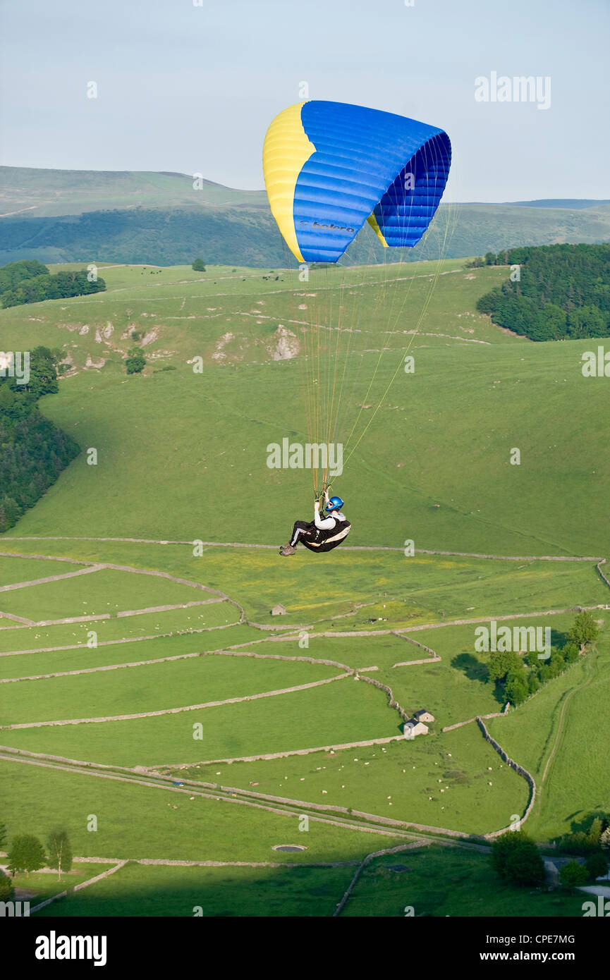 Parapendio off Mam Tor, Derbyshire, Peak District, England, Regno Unito, Europa Foto Stock