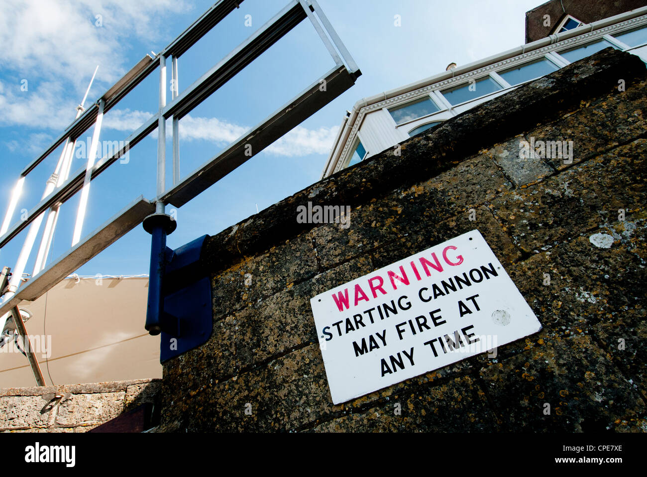 Avvertenza a partire cannone può sparare in qualsiasi momento segno Foto Stock