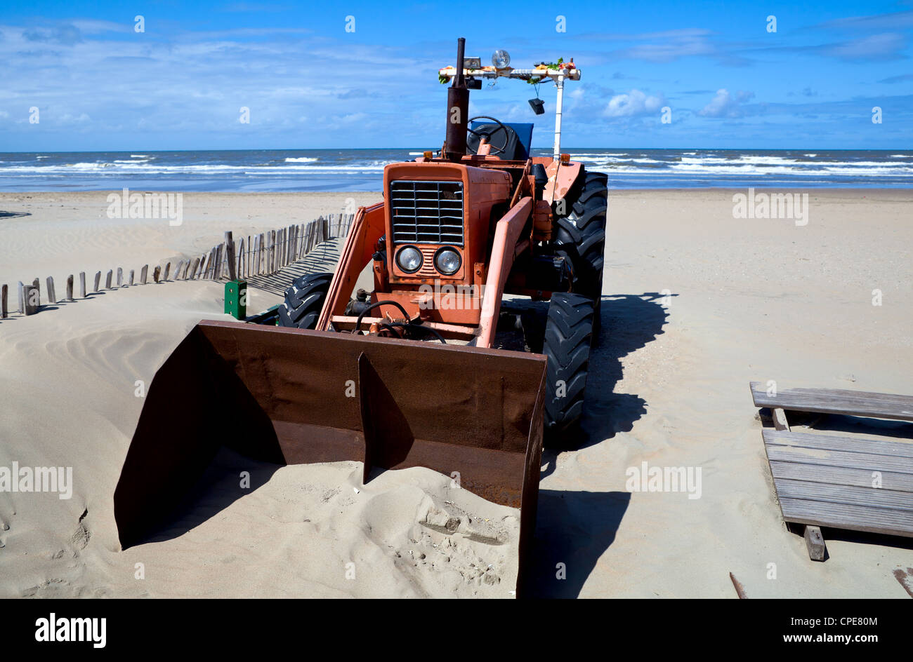 Vecchio rosso rusty il trattore sulla spiaggia vicino al mare Foto Stock