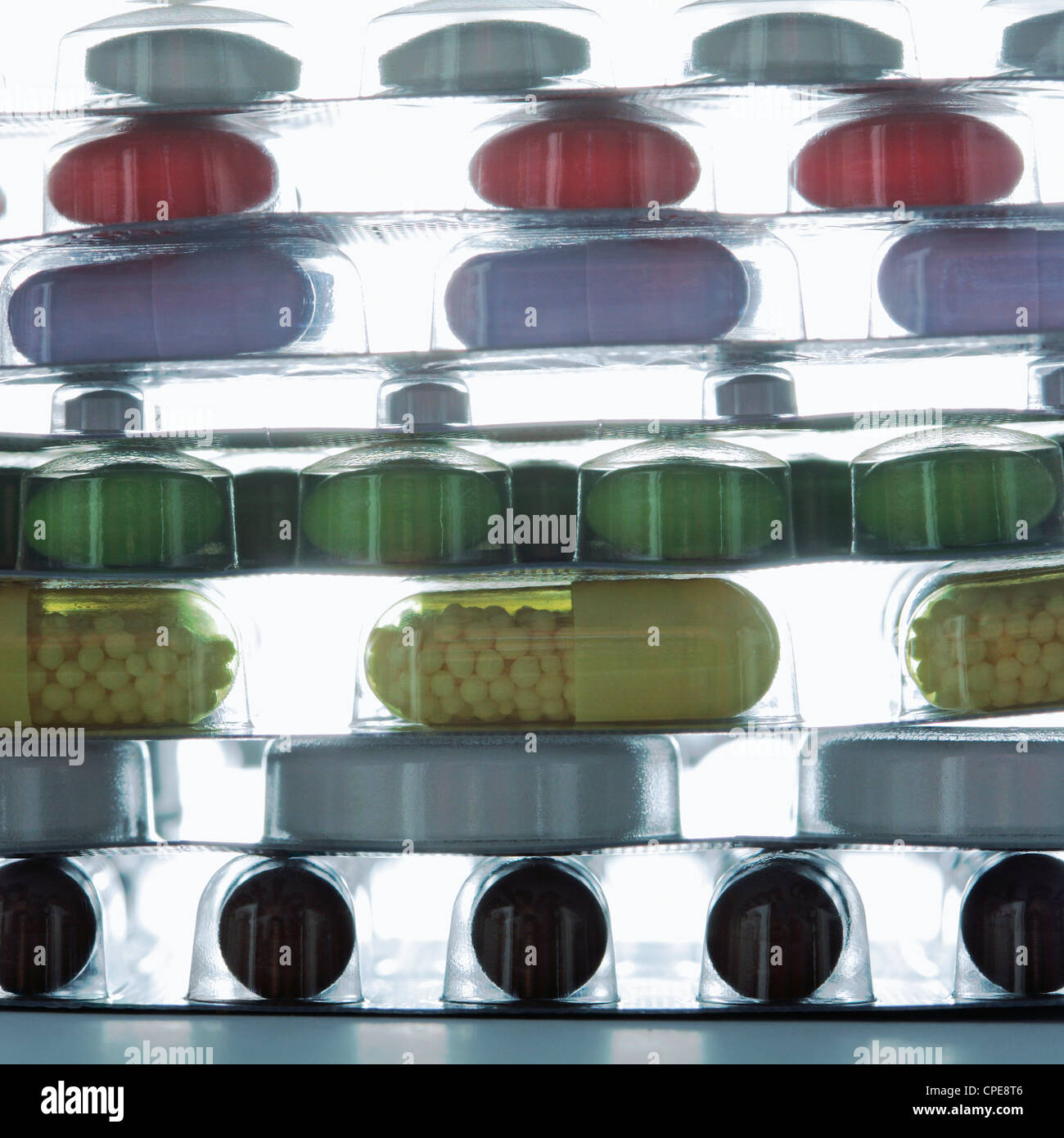 Retroilluminato a pila di blister con variopinte pillole, capsule e compresse Foto Stock
