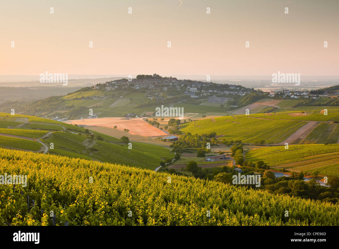 Alba la luce inizia a riempire il cielo sopra il borgo e i vigneti di Sanerre, Cher, Valle della Loira, Centro, Francia, Europa Foto Stock
