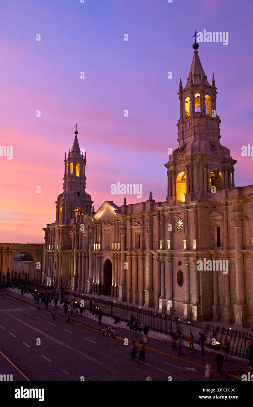 Cattedrale di Arequipa al tramonto sulla Plaza de Armas, Arequipa, Sito Patrimonio Mondiale dell'UNESCO, Perù, Sud America Foto Stock