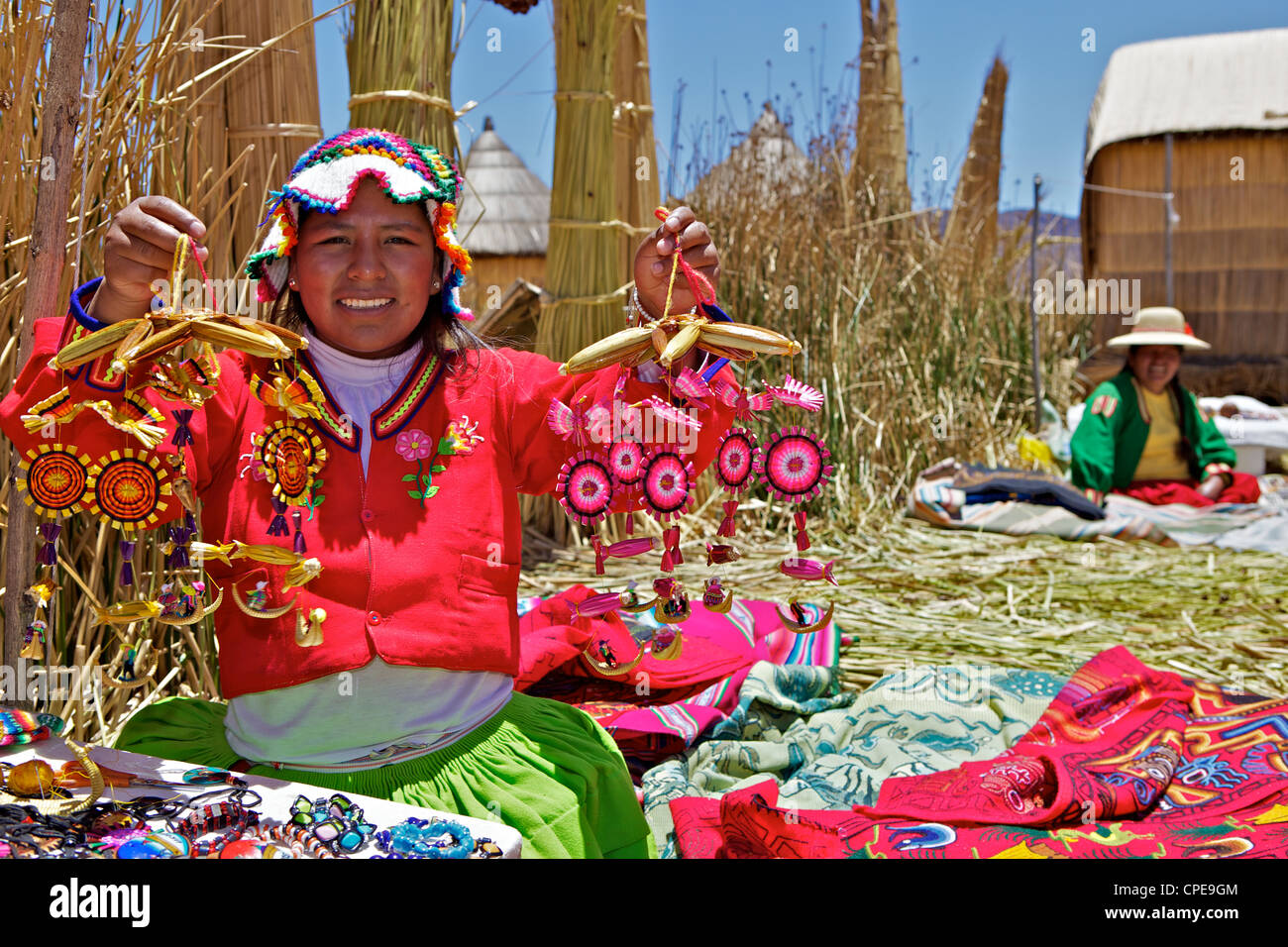 Ritratto di un Uros donna Indiana che vendono souvenir, Islas Flotantes (isole galleggianti), il lago Titicaca, Perù, Sud America Foto Stock