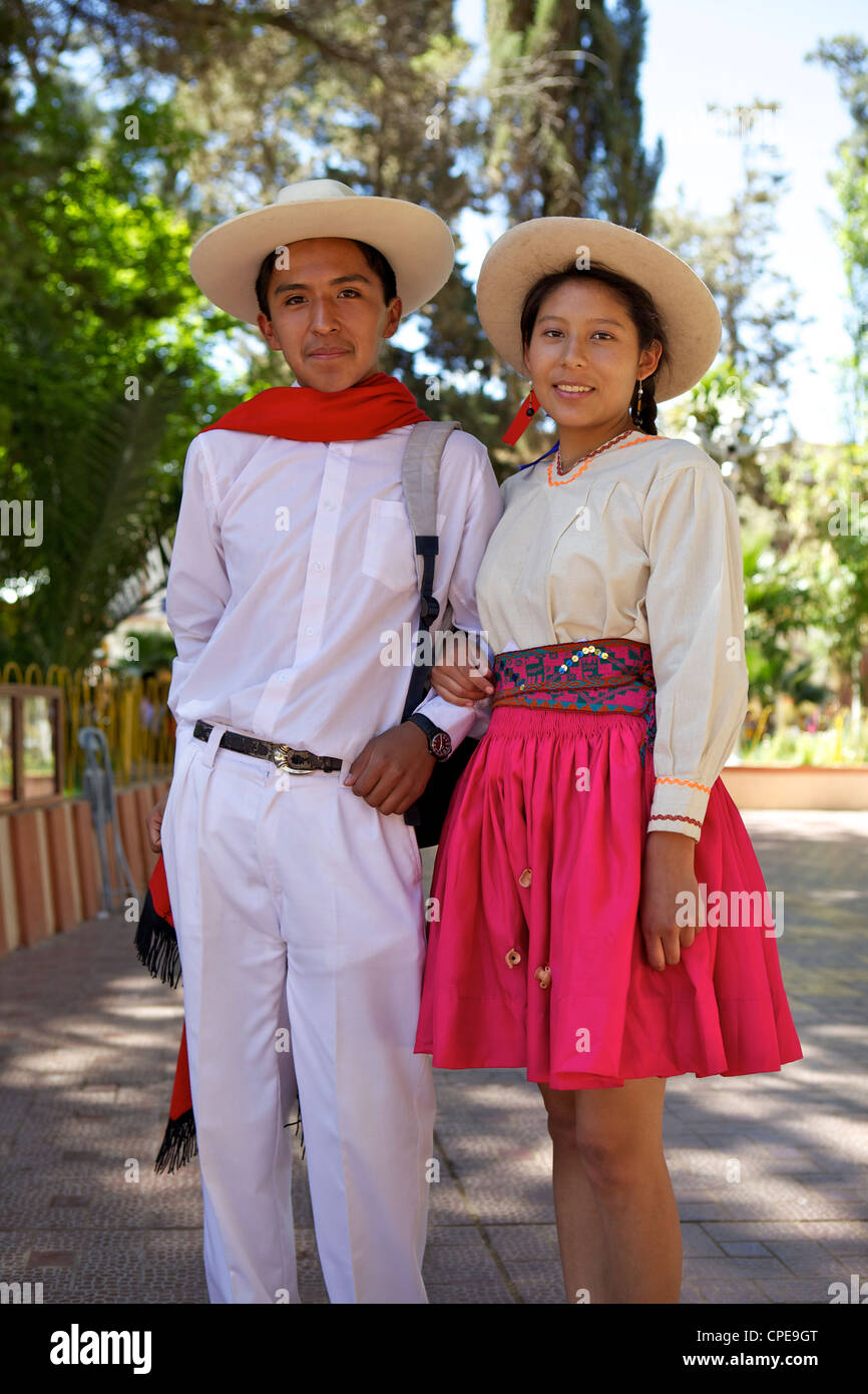 Tradizionalmente condita coppia giovane, Tupiza, Bolivia, Sud America Foto Stock
