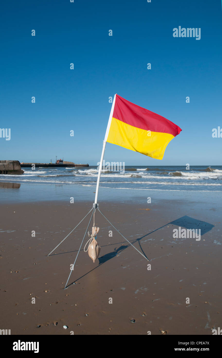 Bagnino RNLI della bandiera di sicurezza sulla spiaggia di Gorleston, Norfolk, Inghilterra Foto Stock