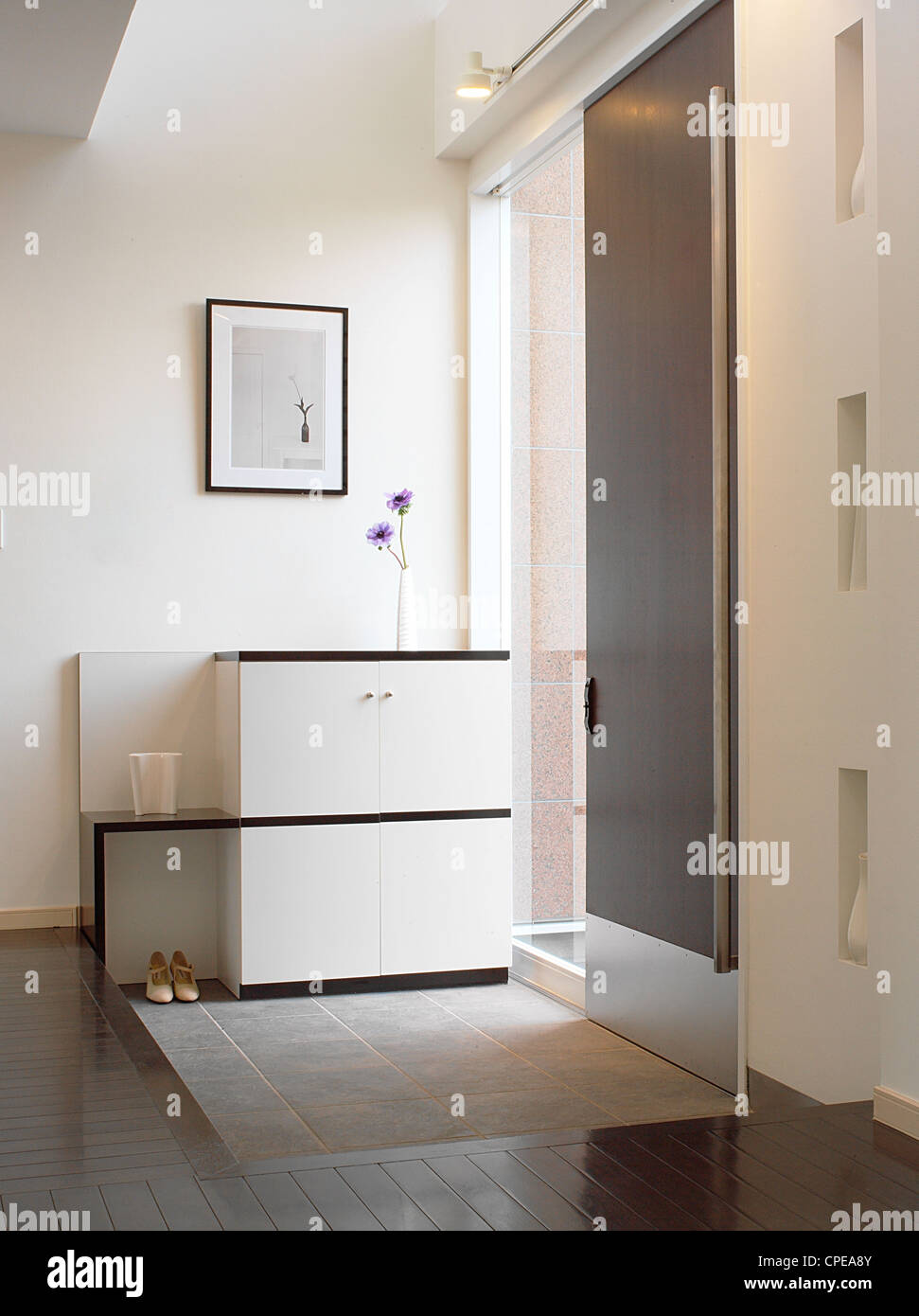 Armadio in camera dalla porta Foto Stock