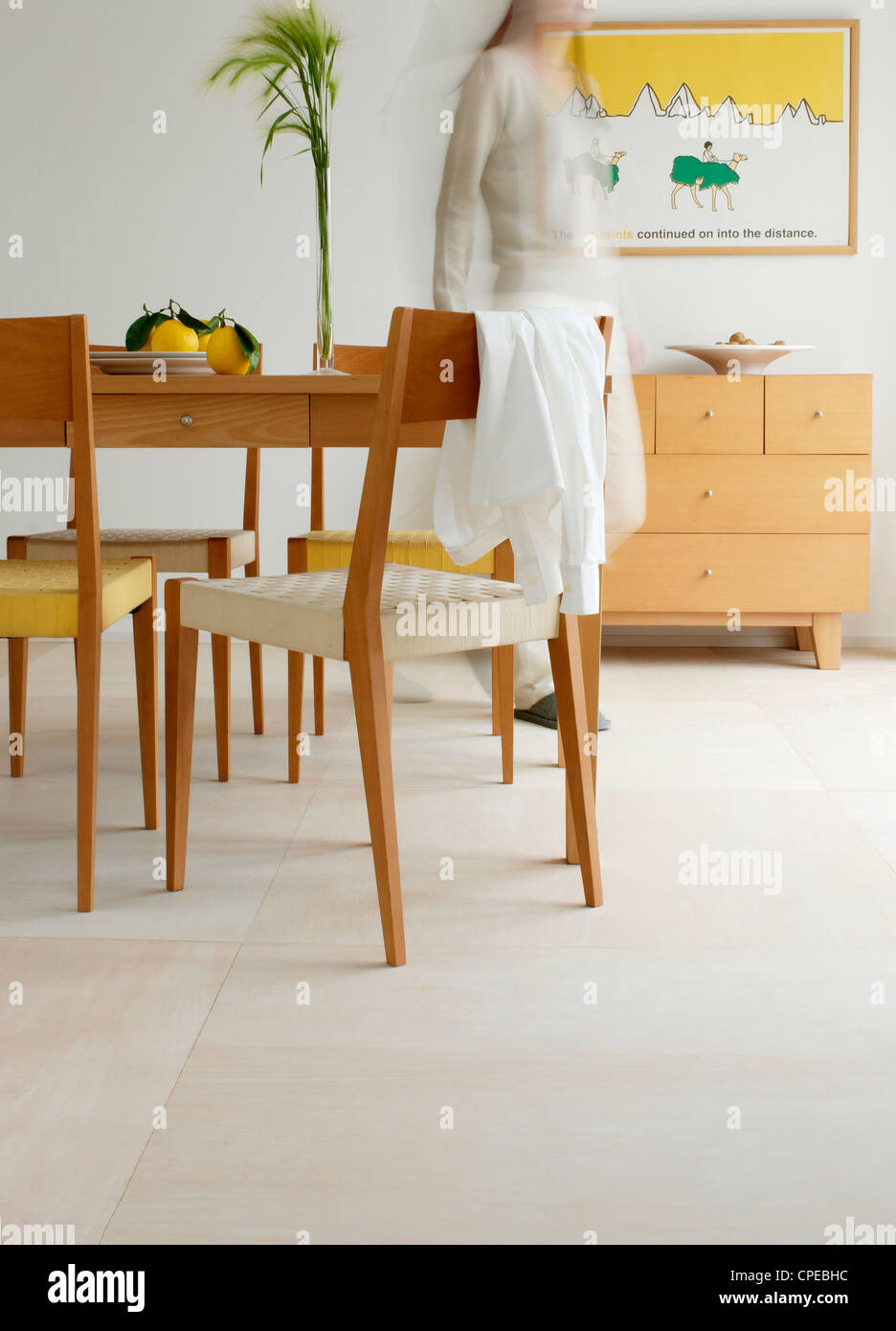 Le donne in attesa di un tavolo da pranzo, sfocatura del movimento Foto Stock
