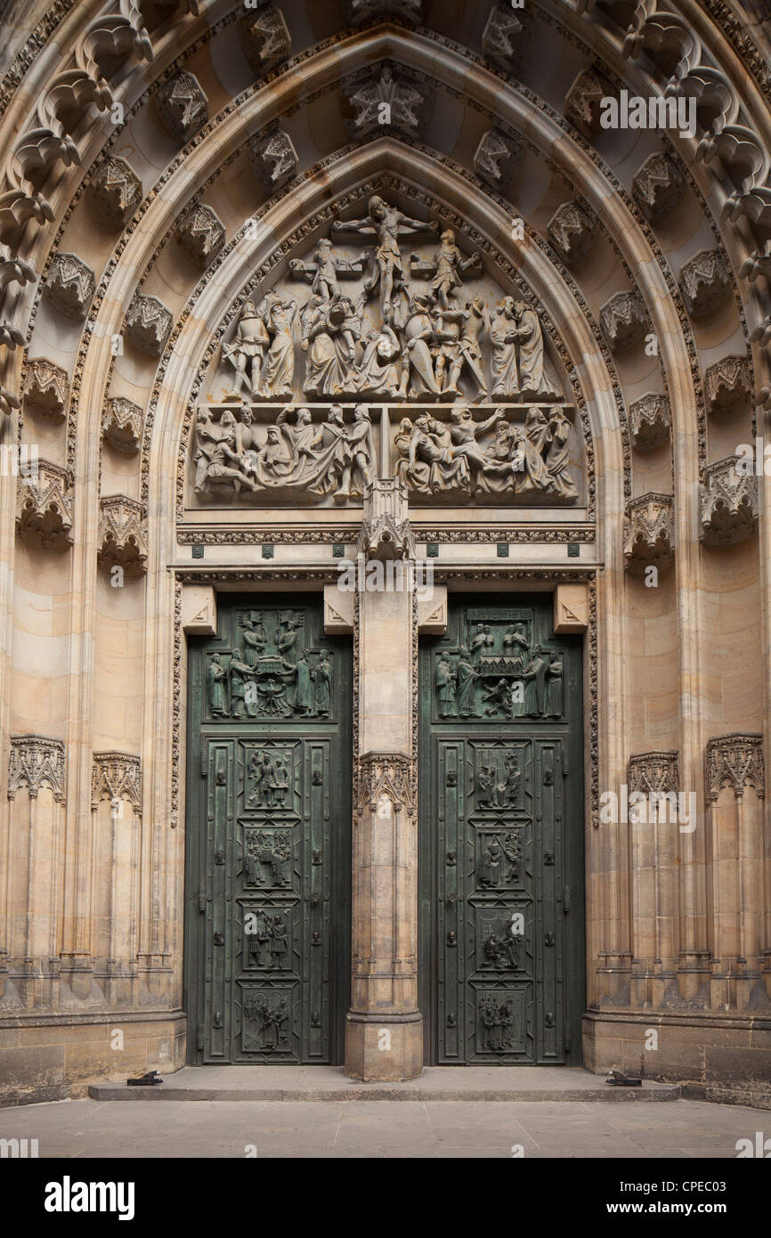 Cattedrale di San Vito porta di bronzo. Il Castello di Praga, Repubblica Ceca. Foto Stock