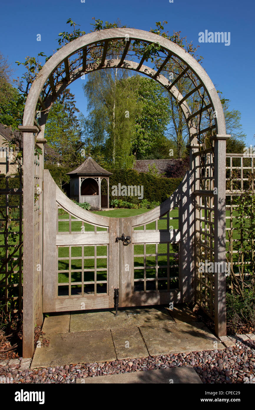 Garden includono Arch con porte che conduce nella zona prato e dispongono di gazebo Foto Stock