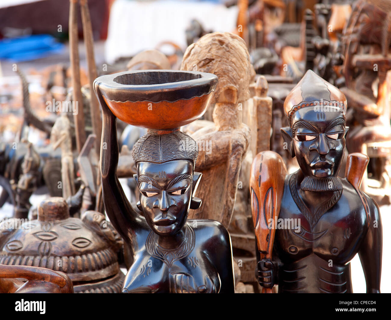 Artigianato africano legno scuro scolpito figure di persone Foto Stock