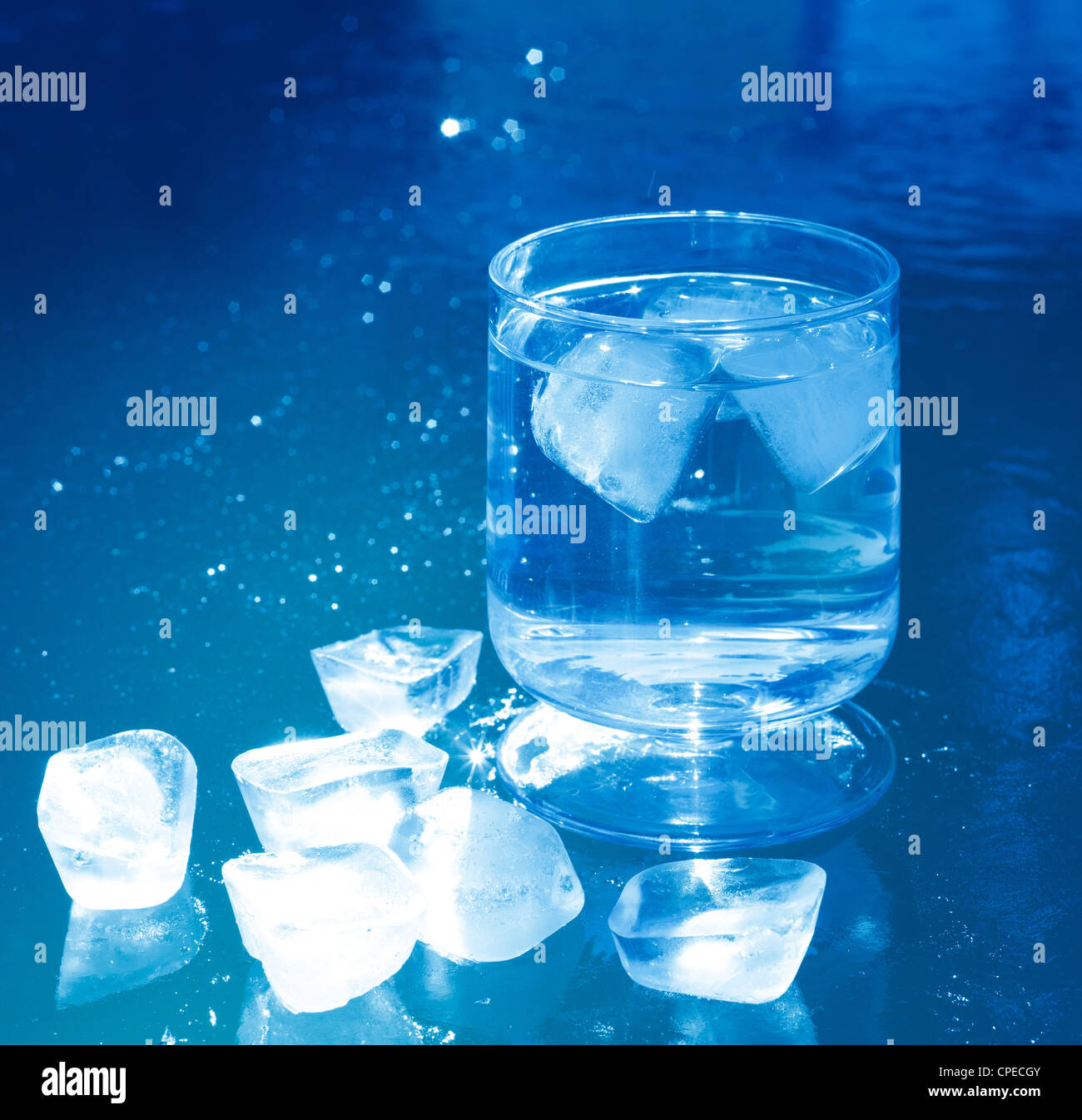 Cubetti di ghiaccio su un bagno di acqua e ghiaccio superficiale e la coppa  Foto stock - Alamy