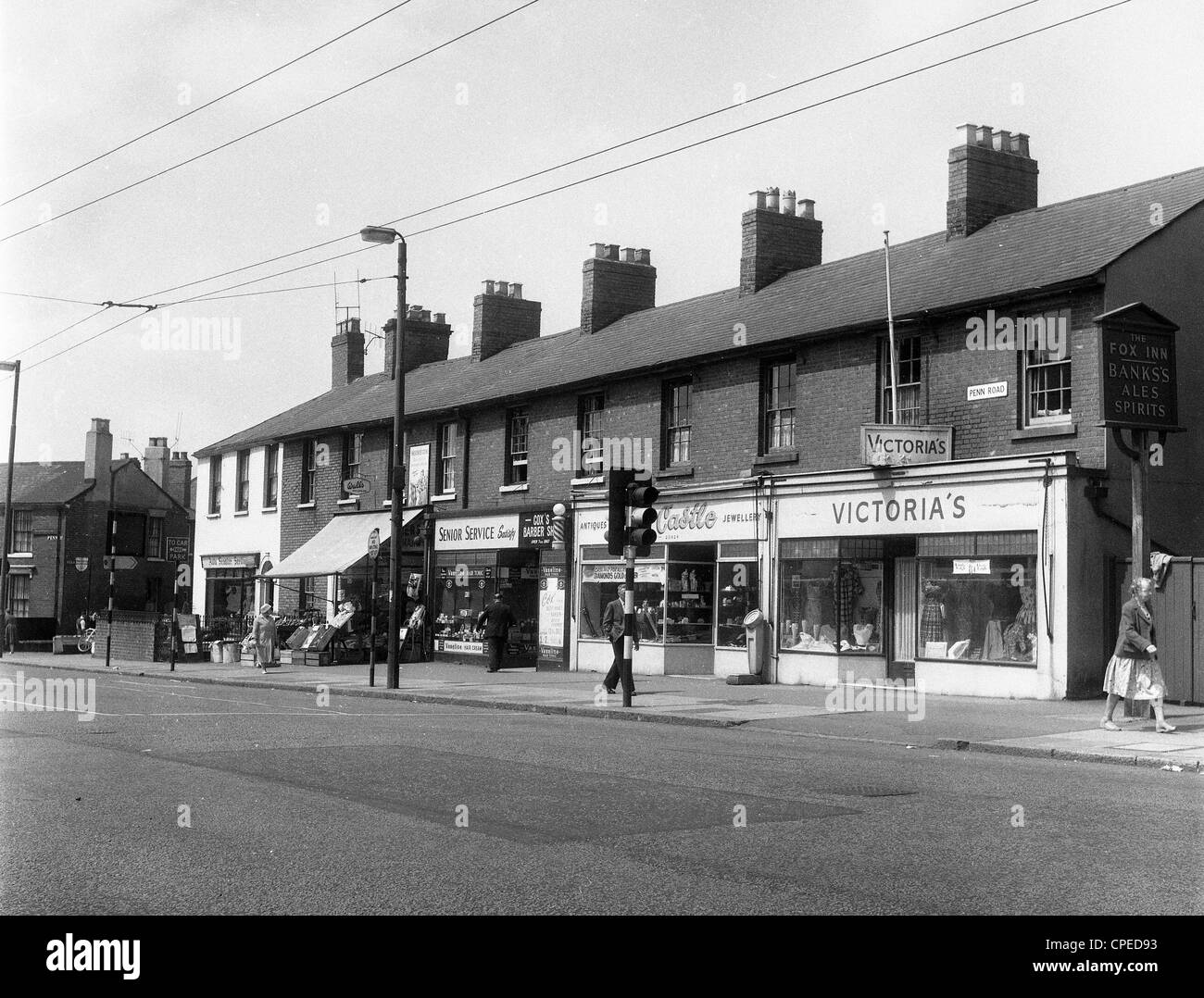 Wolverhampton scena di strada con carrello cavi bus sovraccarico in Penn Road Wolverhampton Regno Unito Inghilterra 1960 Foto Stock