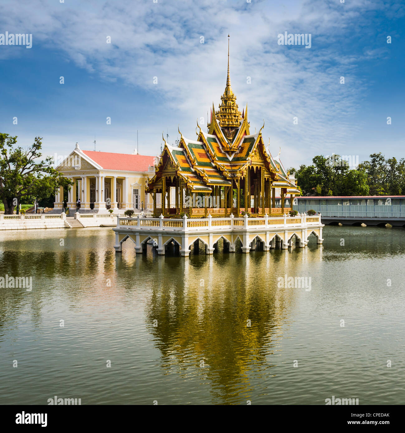 Phra Thinang Aisawan Thyphya-Art, il Palazzo Estivo a nord di Bangkok, Thailandia, costruito nel 1876 dal re Chulalongkorn. Foto Stock