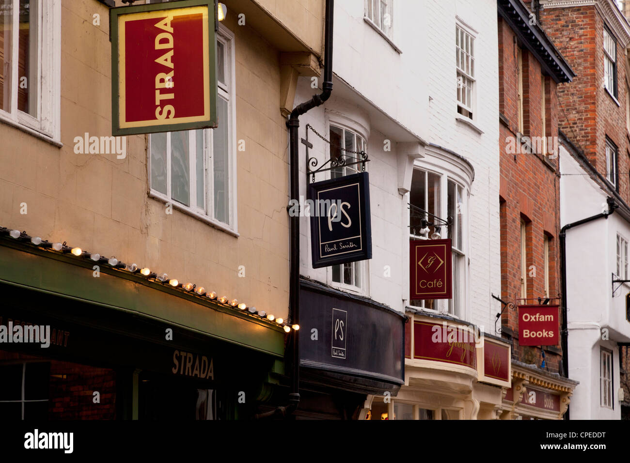 Negozi e ristoranti a bassa Petergate, York, Inghilterra. Foto Stock