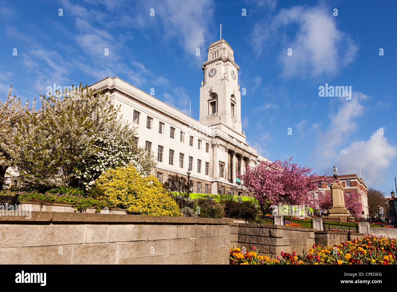 Barnsley Town Hall in una bella giornata di primavera, con cielo blu e giardini in fiore. Foto Stock