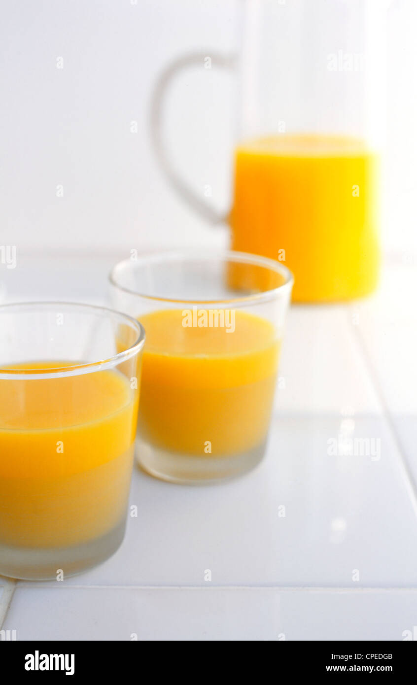 Il vetro e la brocca di succo di arancia Foto Stock