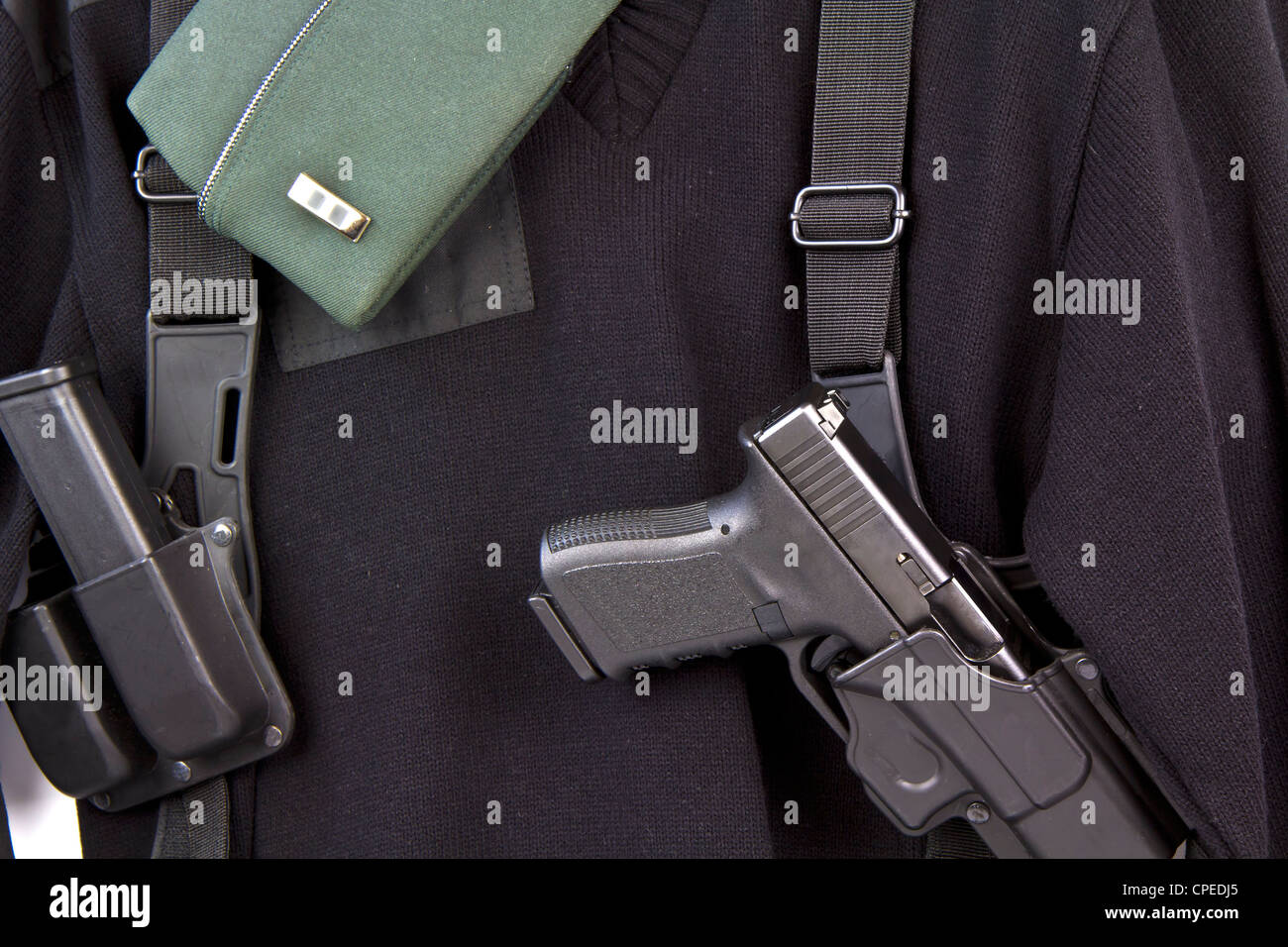 Uniforme militare, cap, pistola, clip munizioni e custodia Foto Stock