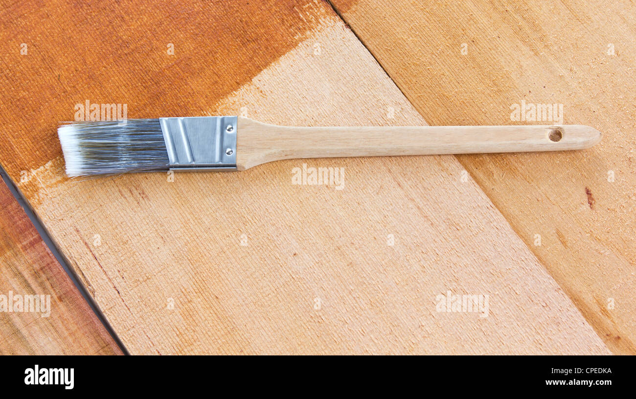 Macchia di cedro con spazzola sul naturale di legno di cedro Foto Stock