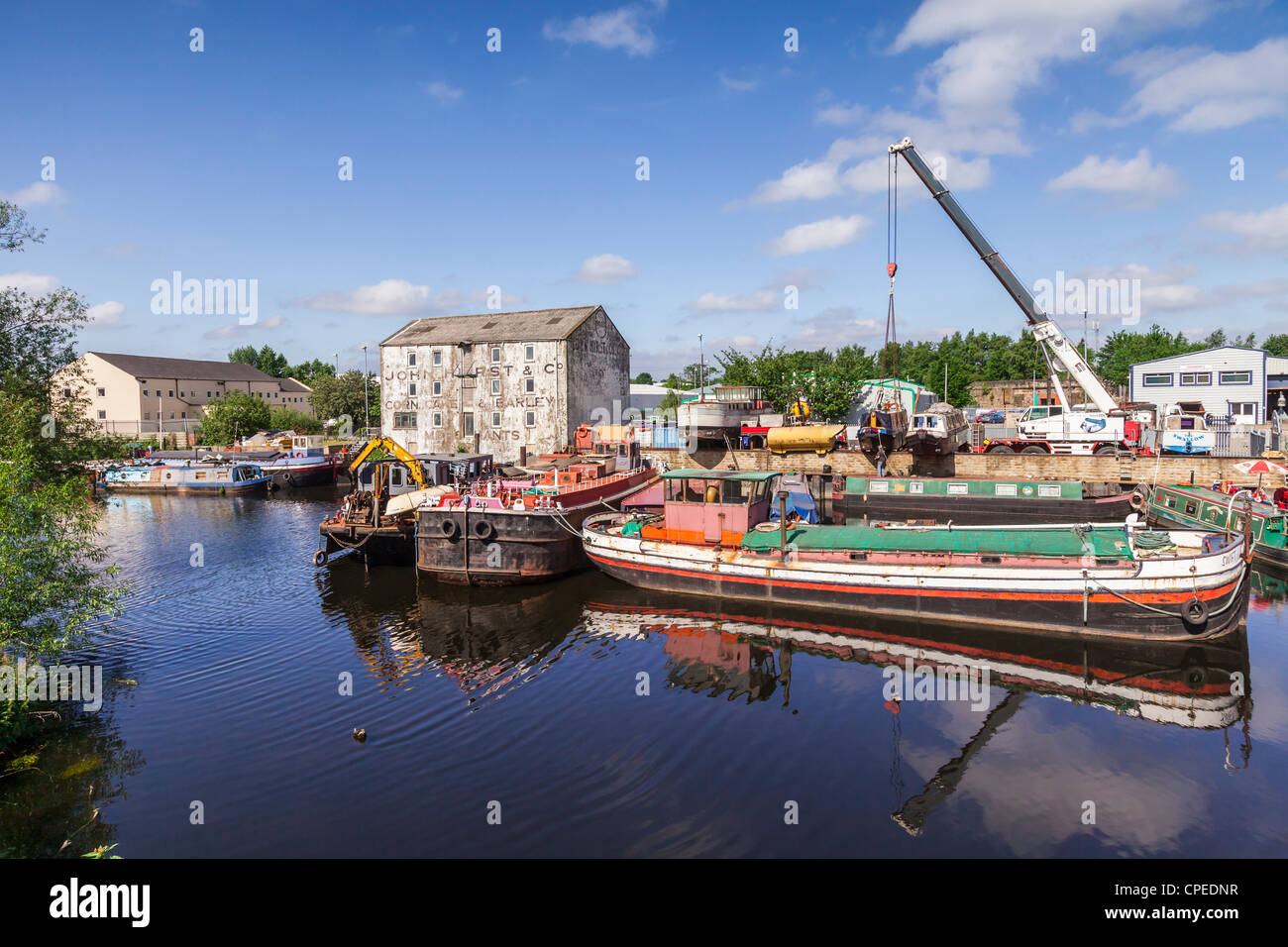 Fiume e battelli sul fiume Calder a Wakefield Waterfront, West Yorkshire. Foto Stock