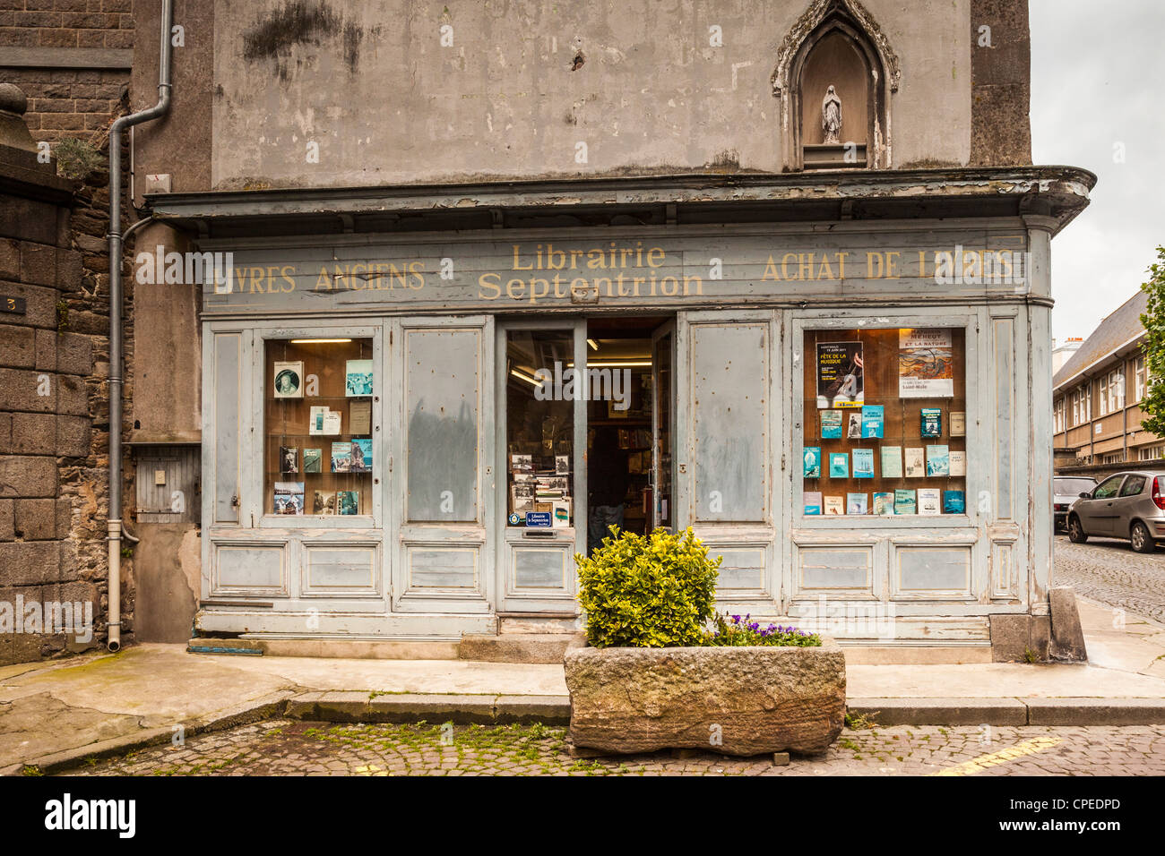 Le Libraire Septentrion, un libro commerciante shop dell'antica città murata di Saint Malo, Brittany, Francia. Foto Stock