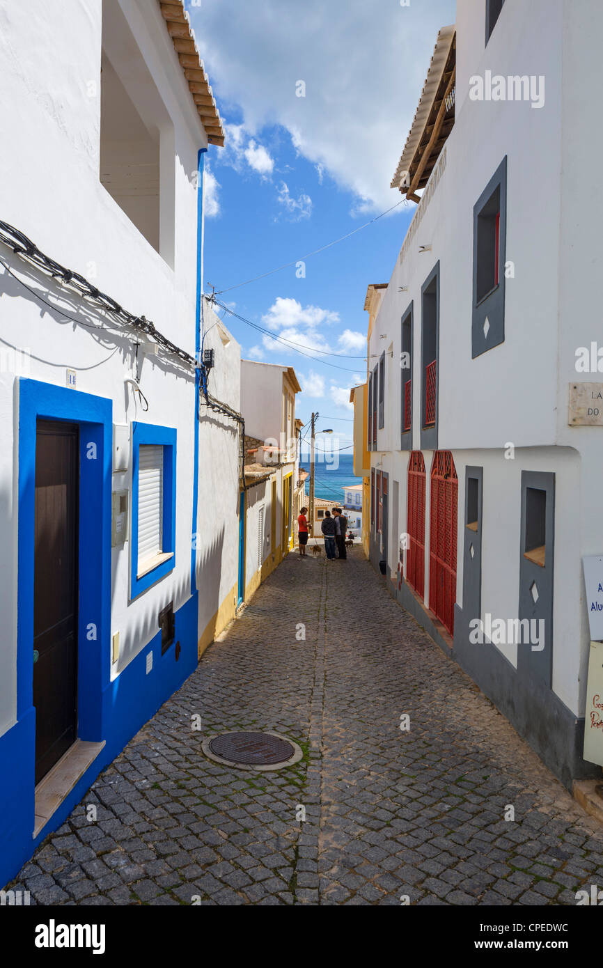 Street nel piccolo villaggio di pescatori di Burgau sulla costa tra Sagres e Lagos, Algarve, PORTOGALLO Foto Stock