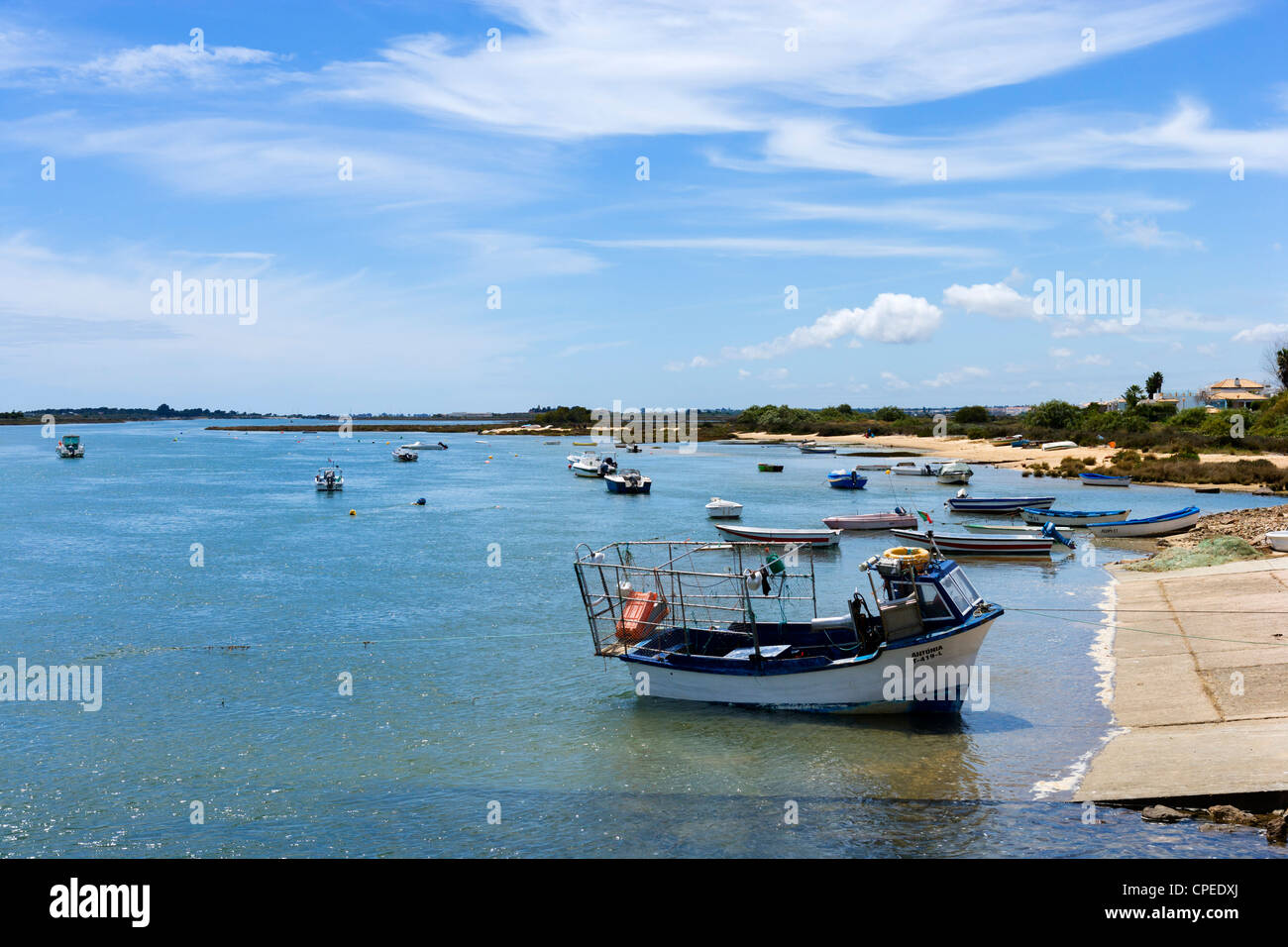 Le barche nel porto in Cabanas, vicino a Tavira, Algarve Orientale, Portogallo Foto Stock