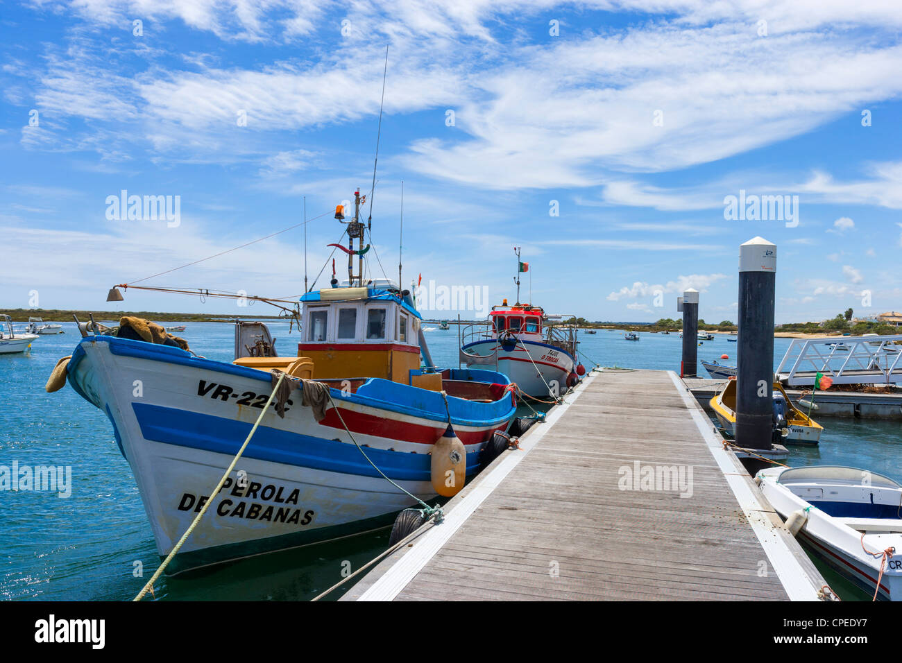 Barche di pescatori locali nel porto di Cabanas, vicino a Tavira, Algarve Orientale, Portogallo Foto Stock