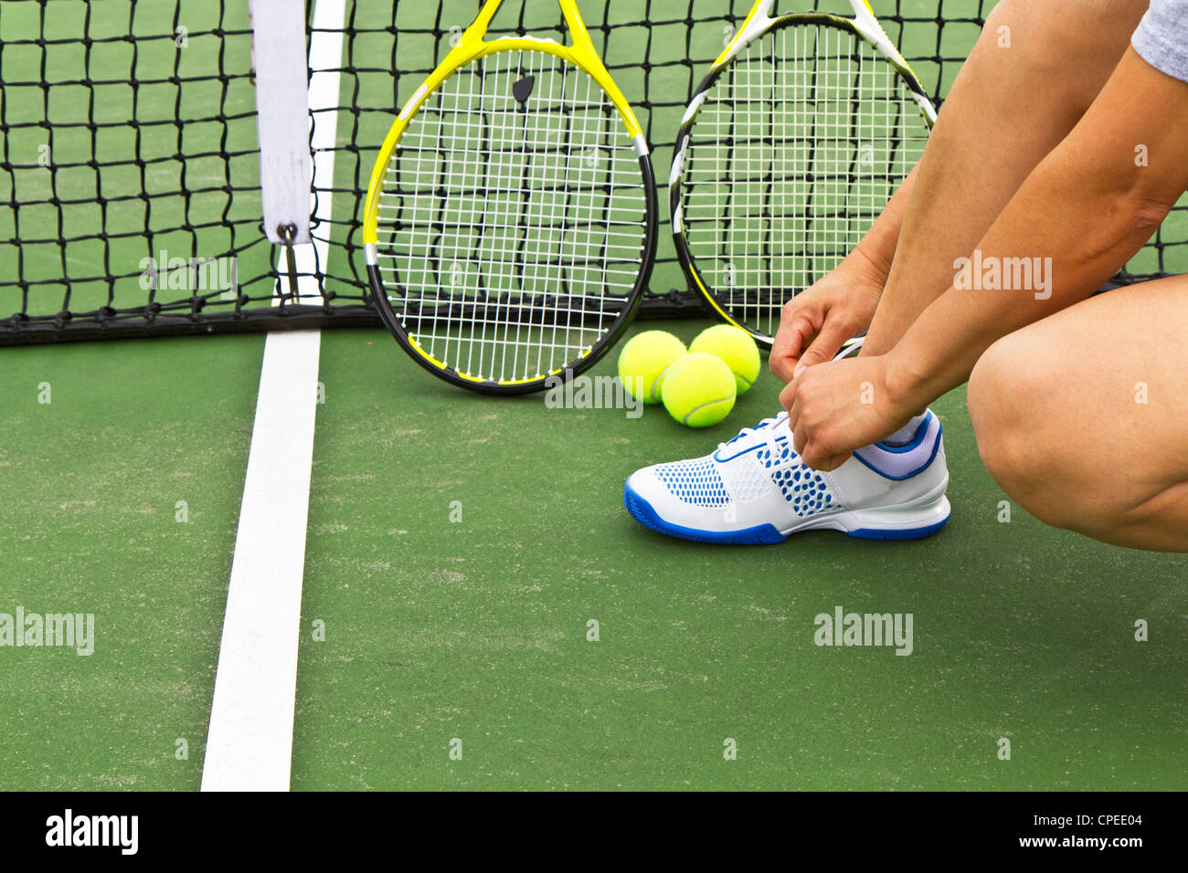 Signora giocatore di tennis la preparazione per la partita di tennis Foto Stock