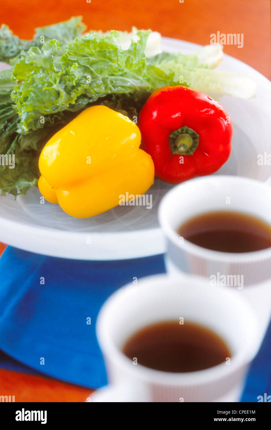 Il giallo e il peperone rosso nella piastra con tè Foto Stock
