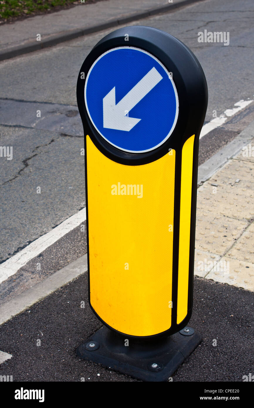 Un giallo e nero bollard del traffico. Foto Stock