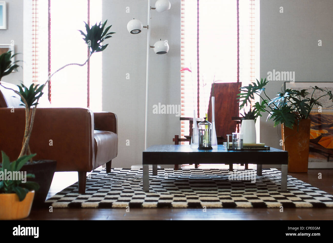 Poltrona e tavolino da caffè in salotto Foto Stock