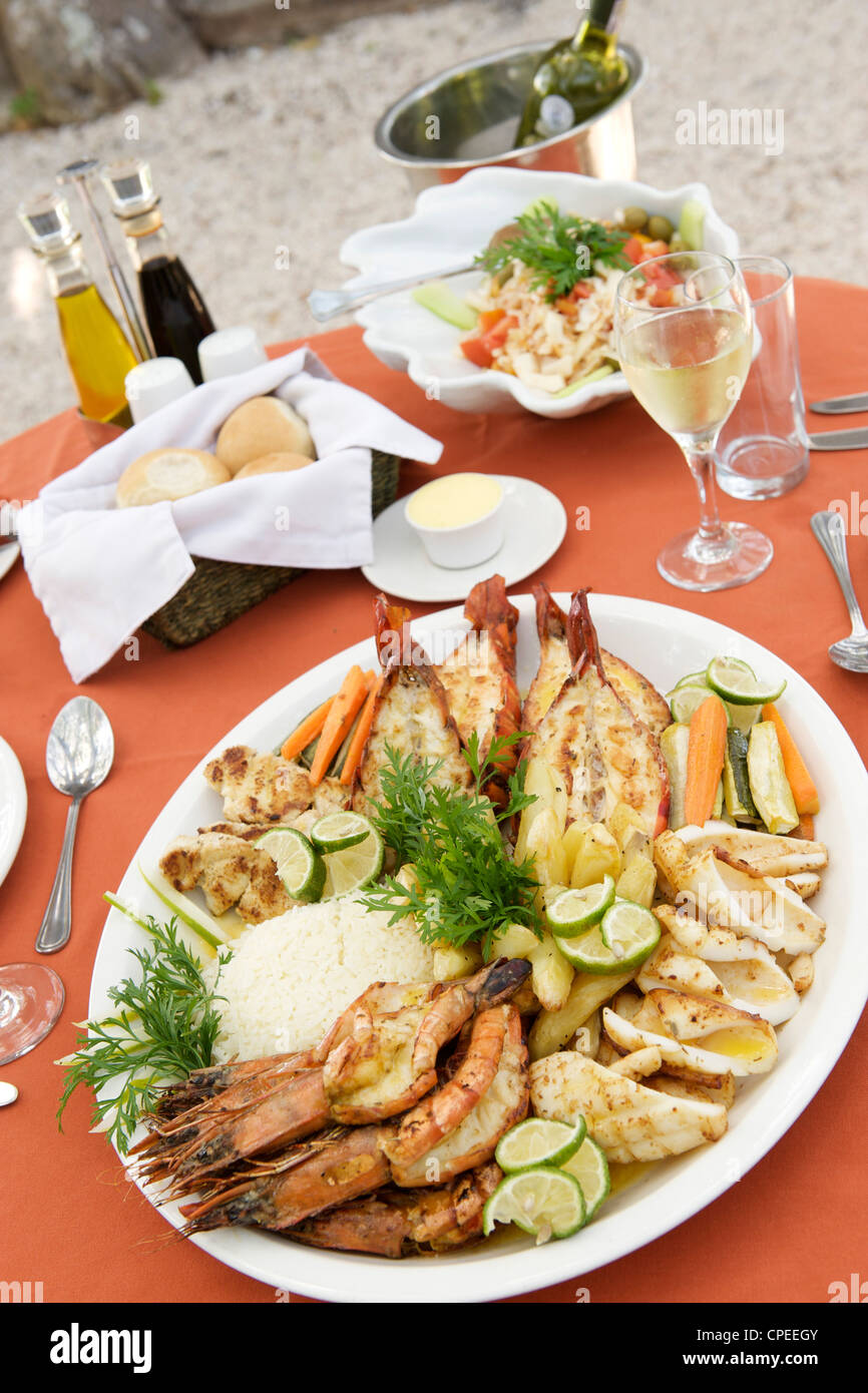Piatto di frutti di mare a Matemo lodge nell'arcipelago Quirimbas in Mozambico. Foto Stock