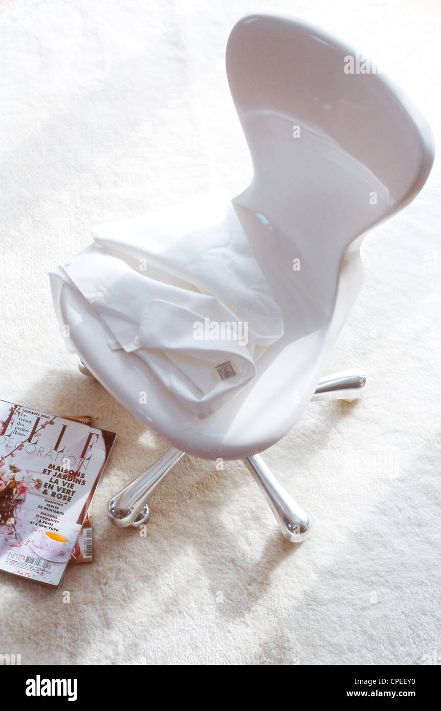 Moderne sedia bianca su Rug Foto Stock