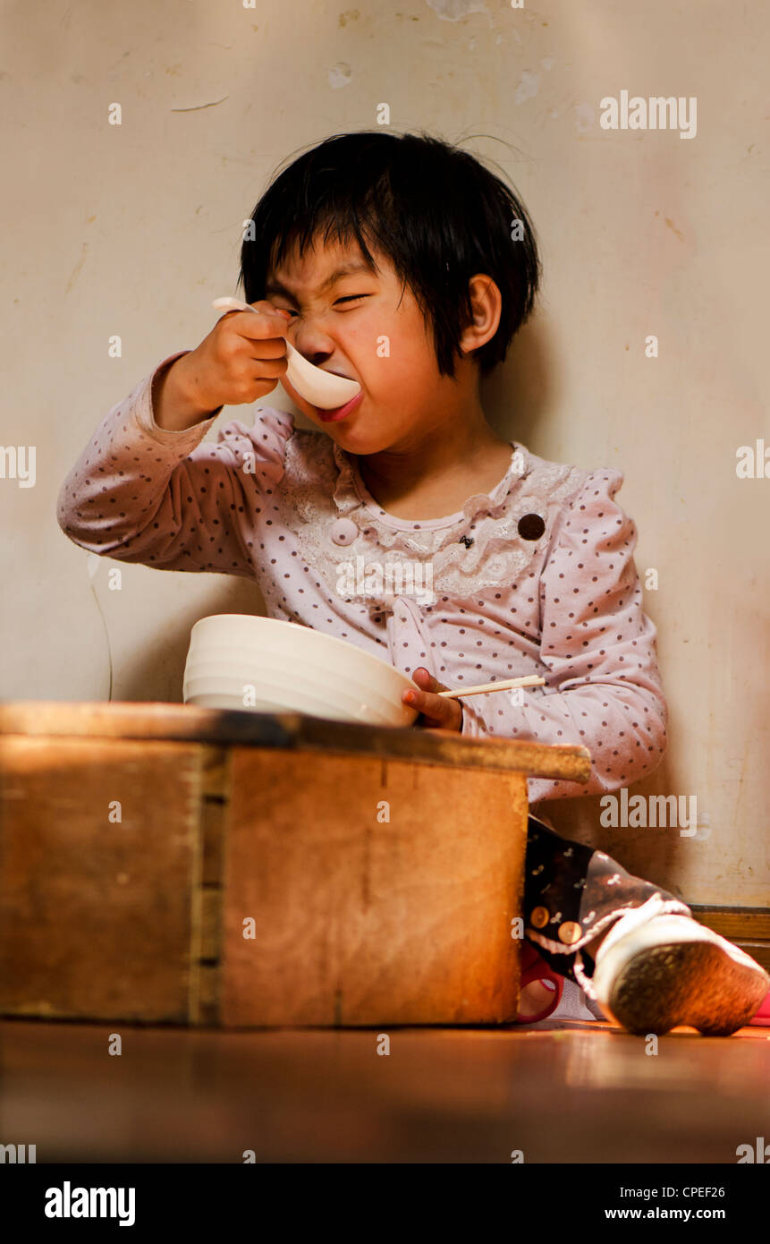 Bambino in un ristorante Foto Stock