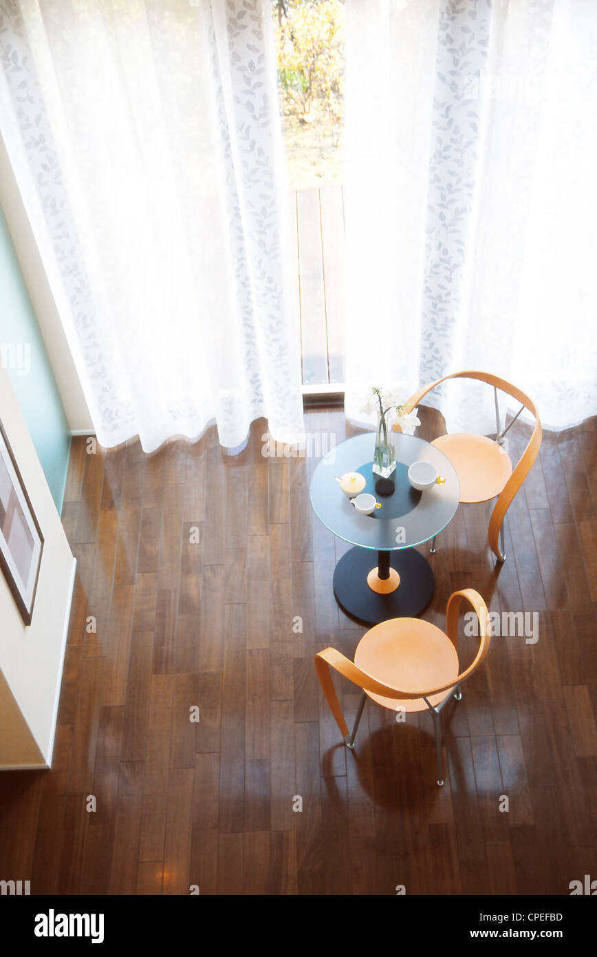 Tavolo moderno e sedie, ad alto angolo di visione Foto Stock