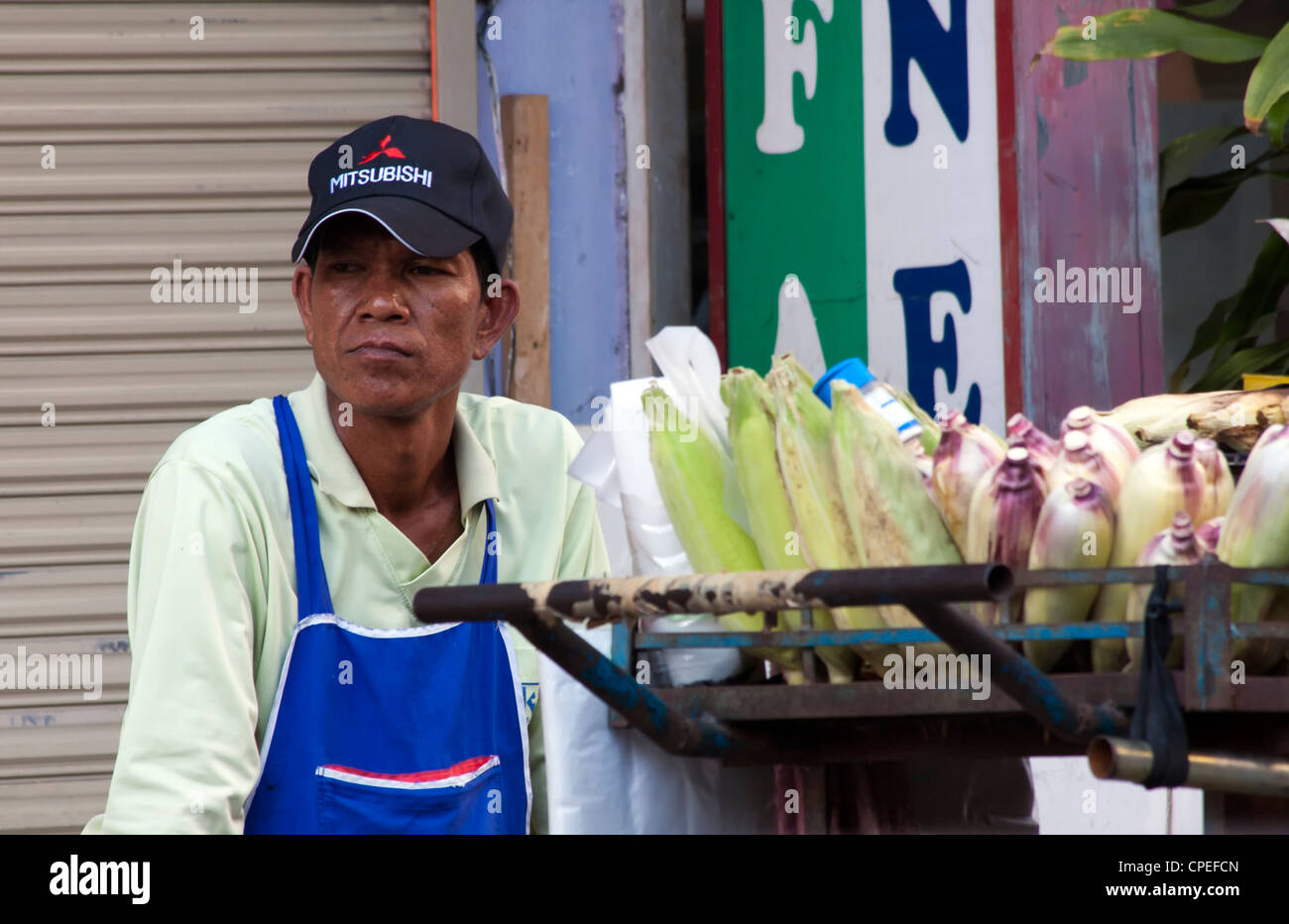 Cibo di strada di vendita del fornitore di granturco dolce, Bangkok, Thailandia Foto Stock