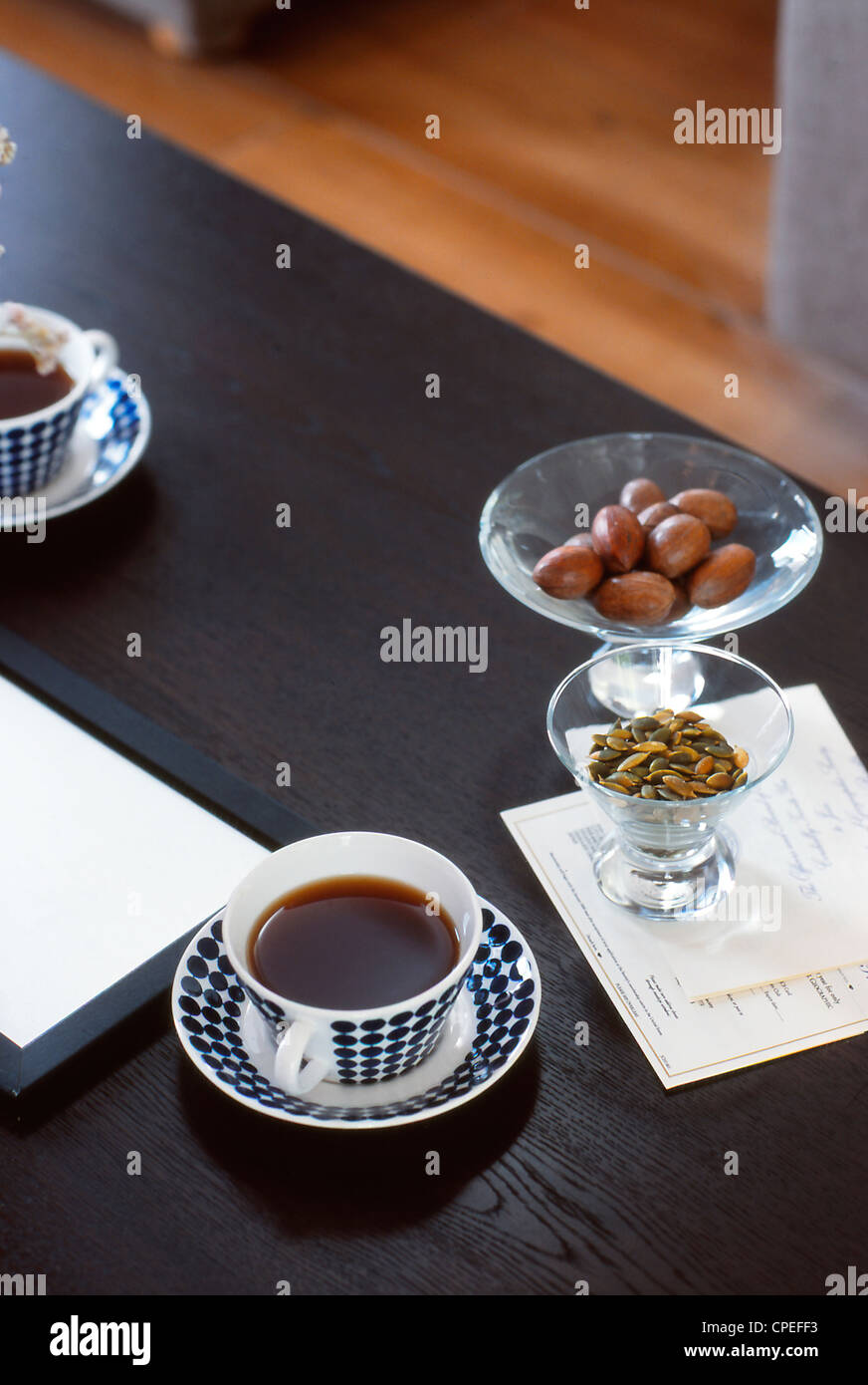 Tavolino da caffè con bollitore per tè e snack su di esso Foto Stock
