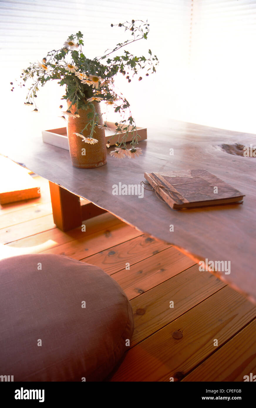 Vaso di fiori sul tavolo di legno e lavori di legno Foto Stock