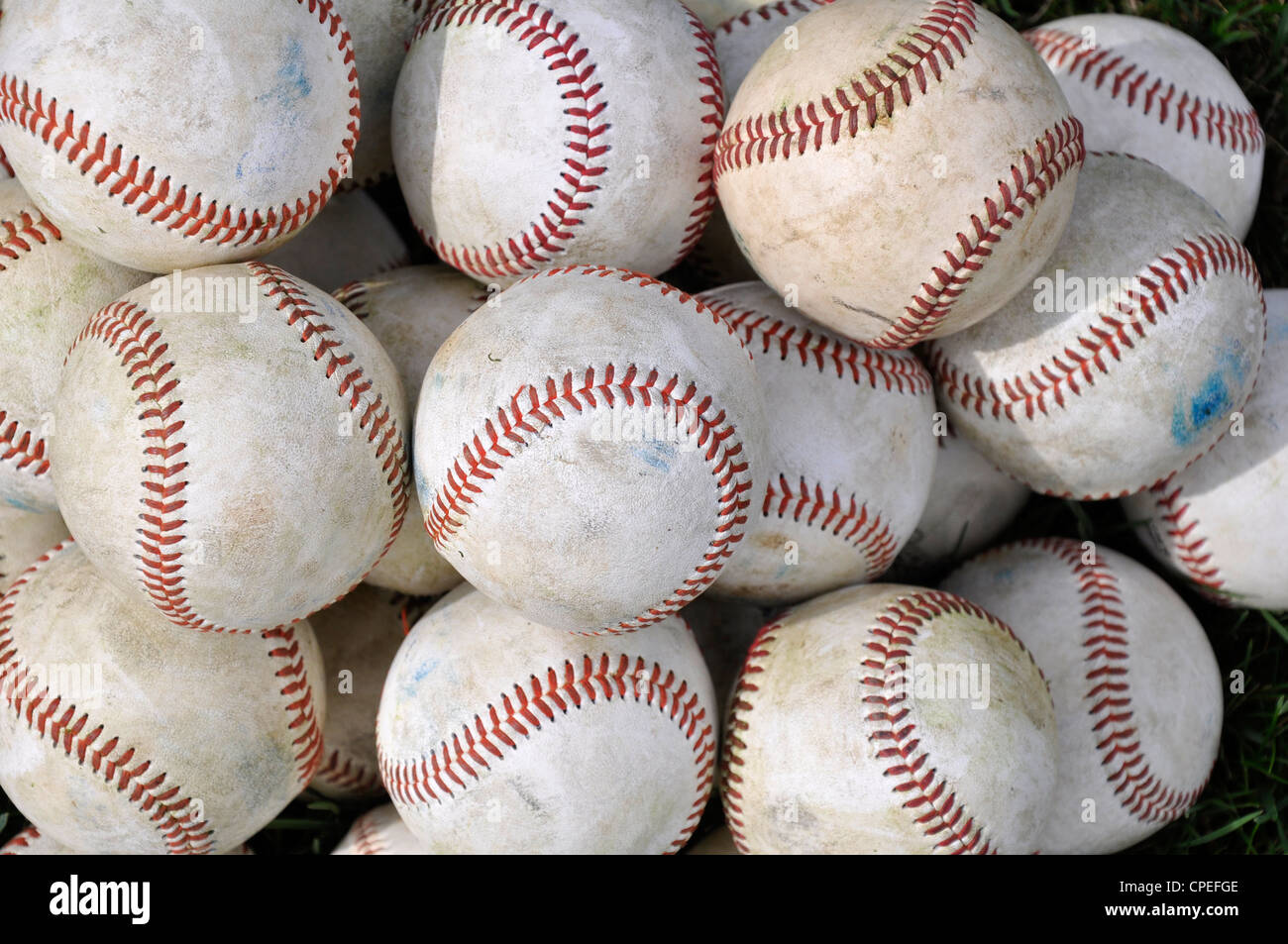 Pila di vecchi baseballs Foto Stock