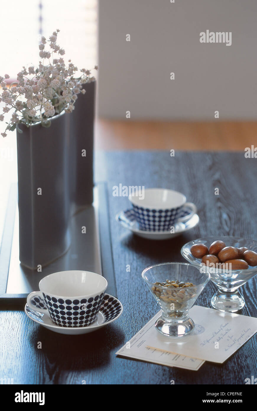 Tavolino da caffè con bollitore per tè e snack Foto Stock