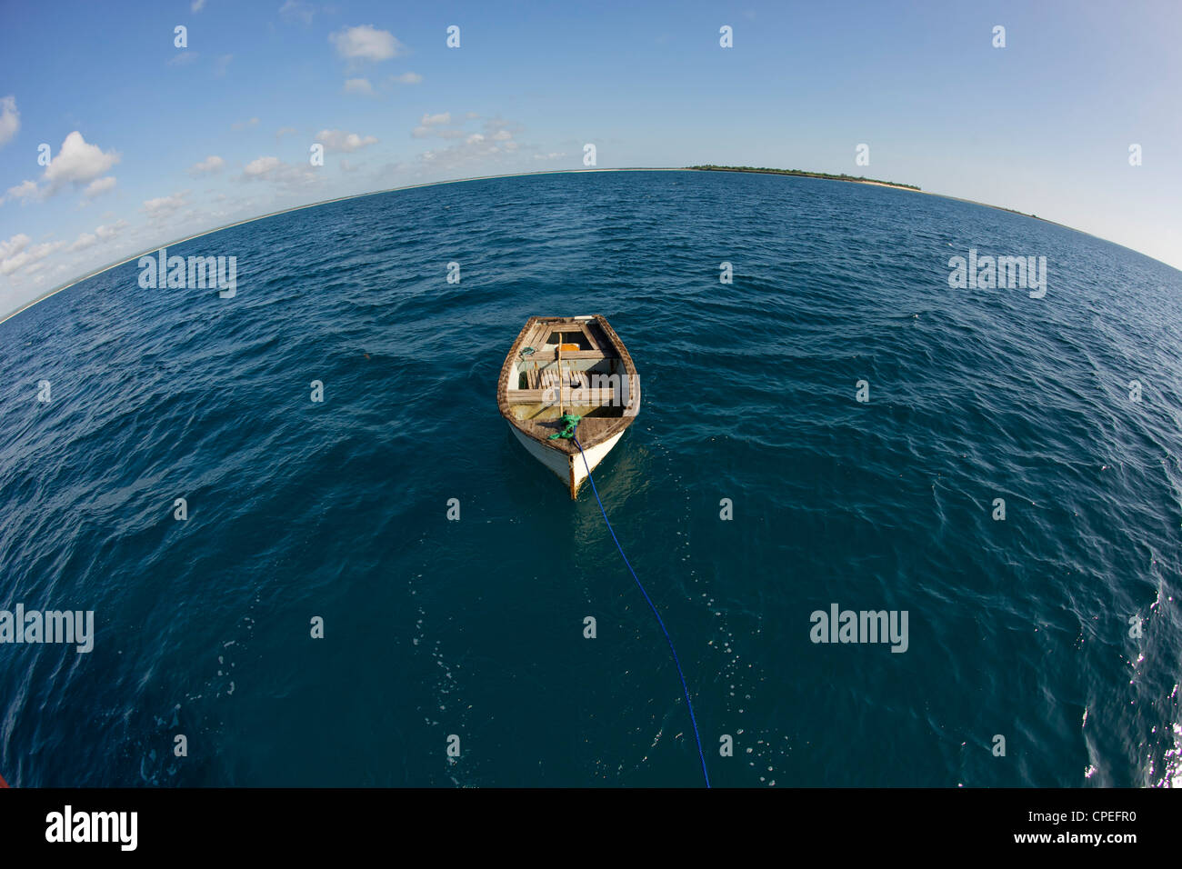Barca a remi e Mogundula isola nell'arcipelago Quirimbas nel Mozambico settentrionale. Foto Stock