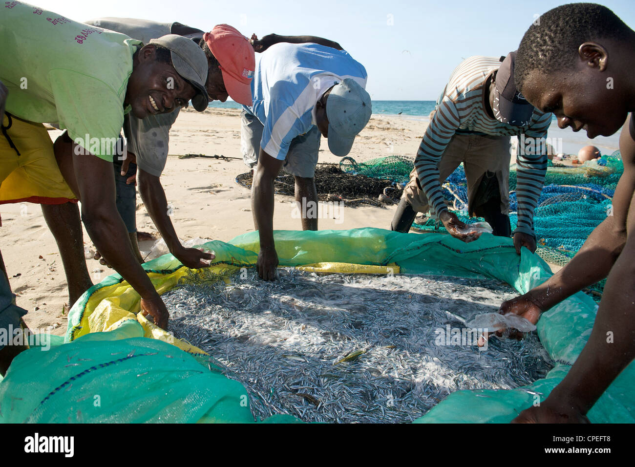 I pescatori su Mogundula isola nell'arcipelago Quirimbas nel Mozambico settentrionale. Foto Stock