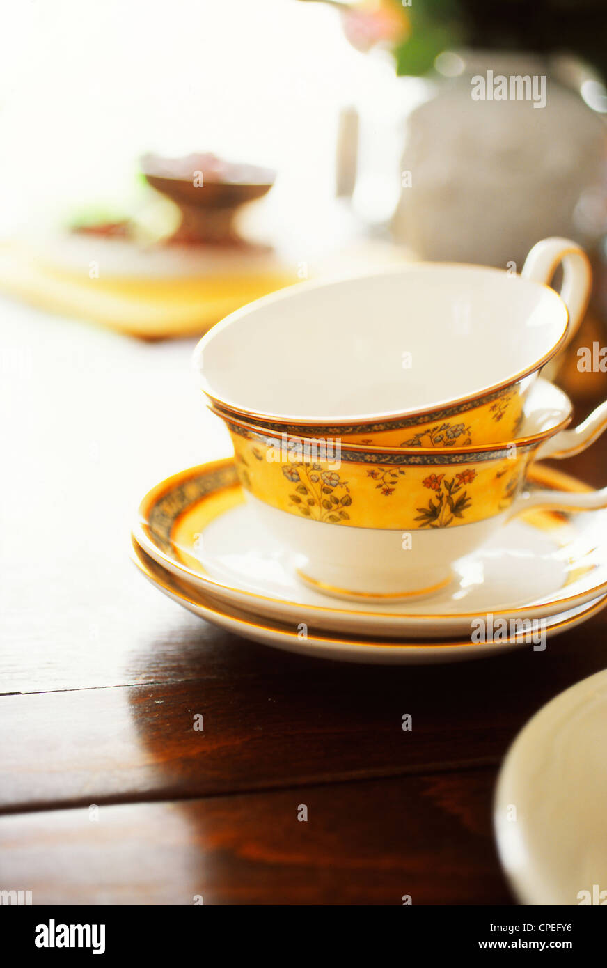 Teacups e piattini sul tavolo Foto Stock