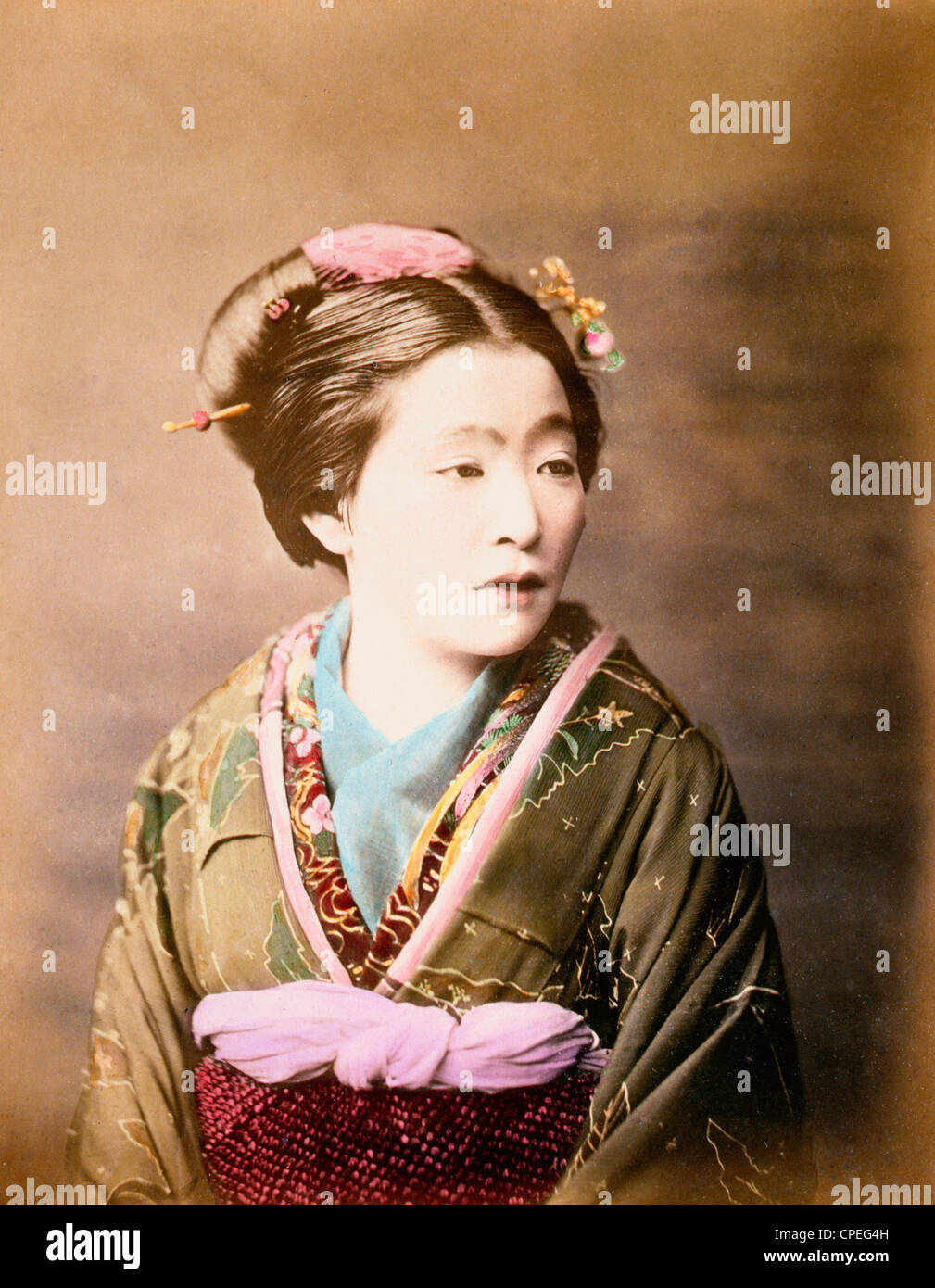 Ukiyo-e bellezza, mezza lunghezza studio ritratto di una donna, di fronte leggermente a destra, Giappone woodblock stampa, nel 1877 circa Foto Stock