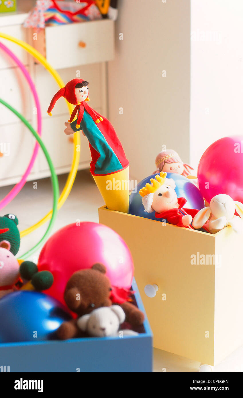 Scatola con piena di giocattoli Foto Stock