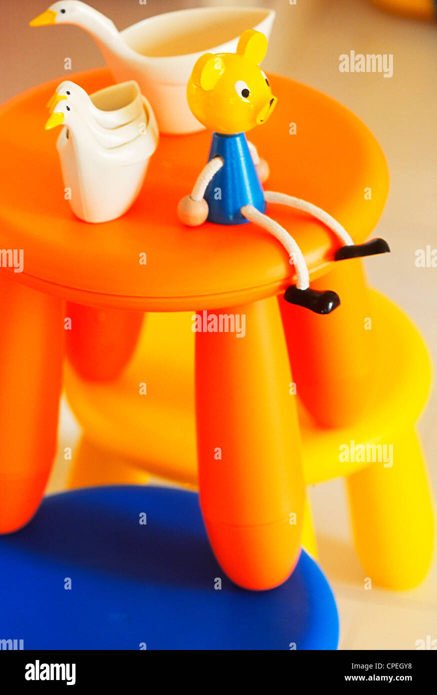 I giocattoli sullo sgabello arancione Foto Stock